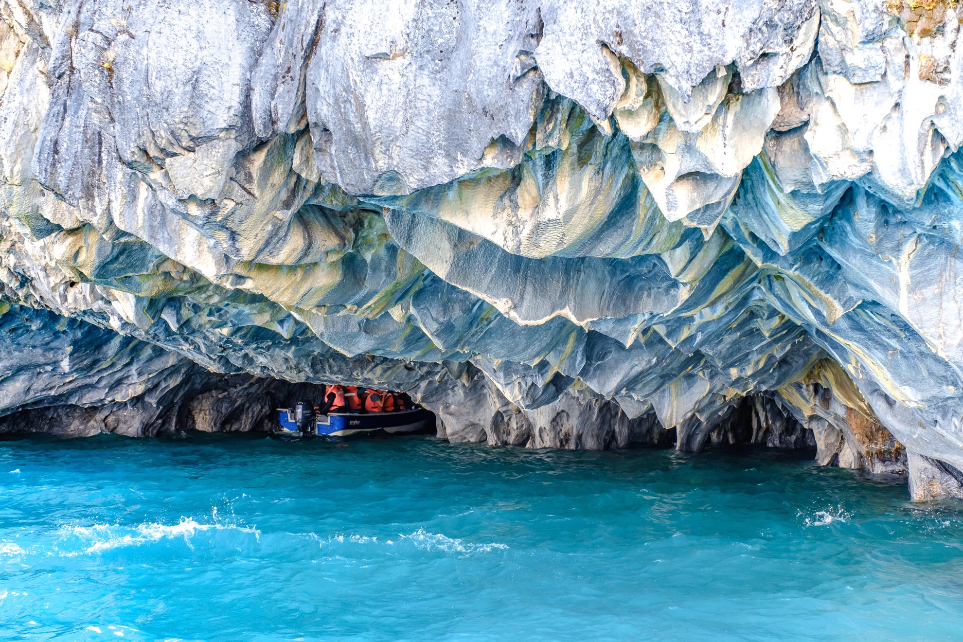 Realizzati in marmo puro, queste incredibili grotte cambiano colore durante tutto l'anno