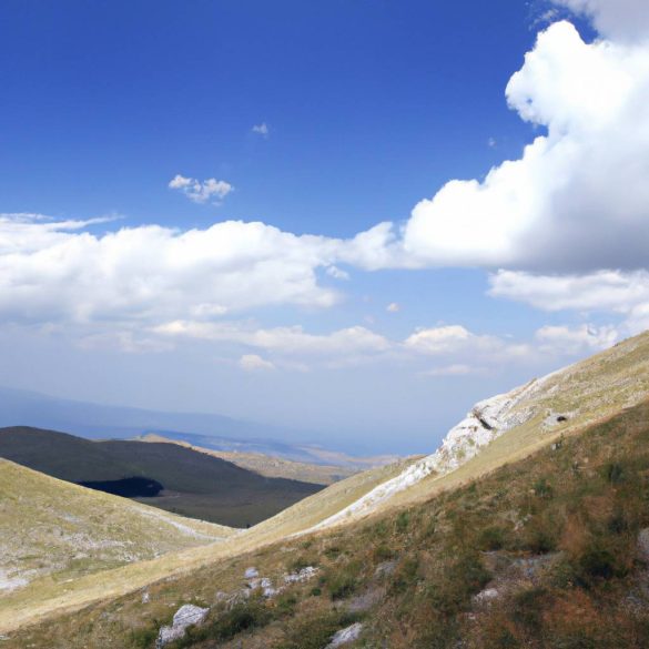altopiano-montagnoso-acrocoro-altopiano-montuoso-che-scolpisce-il-paesaggio